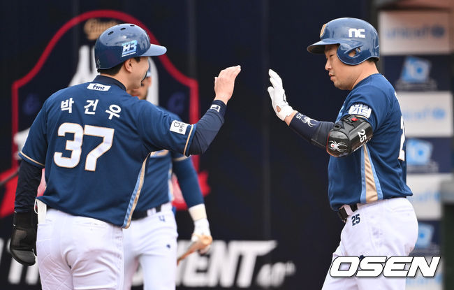 NC 박건우(좌)와 양의지 / OSEN DB