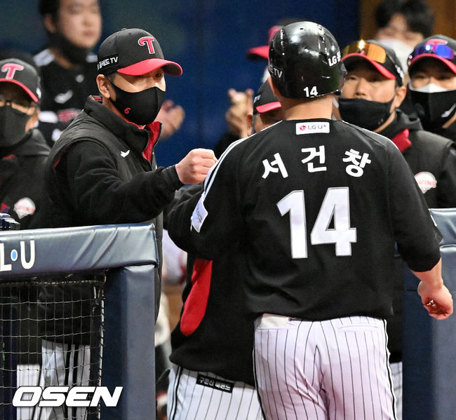 LG 류지현 감독이 서건창과 하이파이브를 하고 있다. /OSEN DB