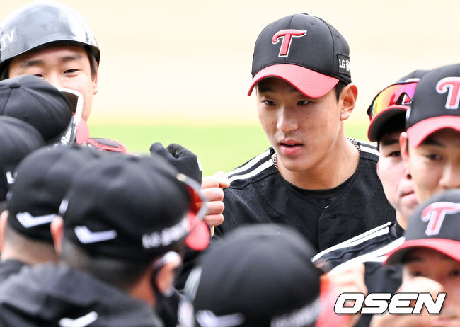 LG 송찬의가 류지현 감독과 승리의 기쁨을 나누고 있다. 2022.03.20 /OSEN DB