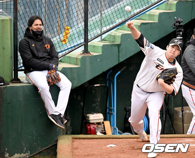 한화 수베로 감독이 김민우의 불펜피칭을 지켜보고 있다. 2022.03.01 /OSEN DB