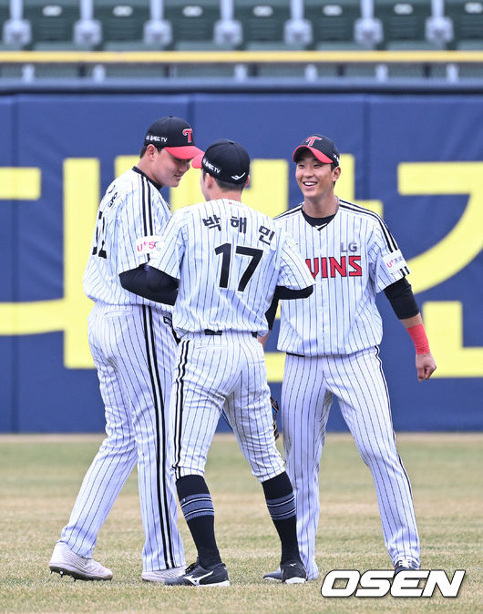 LG 외야수 이재원, 박해민, 송찬의가 이야기를 나누고 있다. 2022.03.26 /OSEN DB