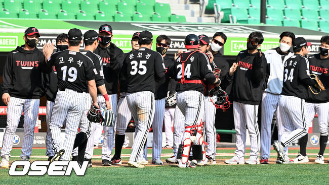 LG 선수들이 승리의 기쁨을 나누고 있다. 2022.03.22 /OSEN DB