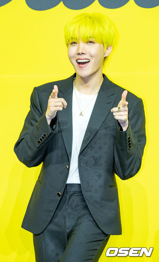 방탄소년단(BTS) 제이홉이 무대 위에서 포토타임을 갖고 있다./ rumi@osen.co.kr