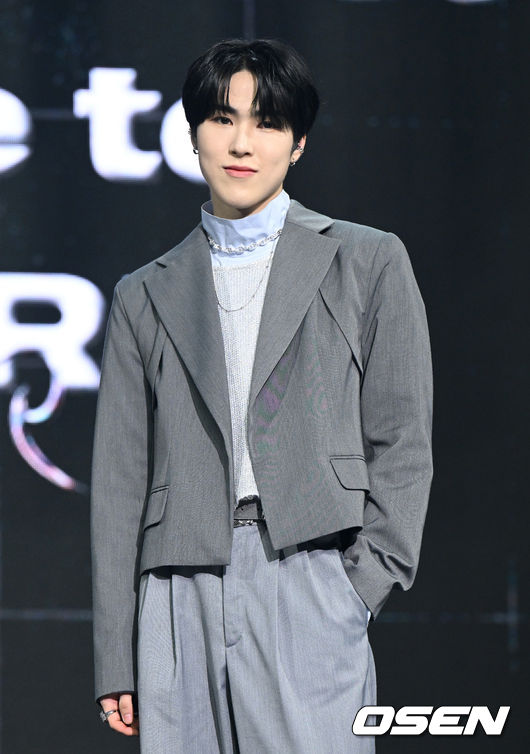 30일 오후 서울 용산구 블루스퀘어 마스터카드홀에서 10인조 보이그룹 나인아이(NINE.i) 첫 번째 미니 앨범 ‘NEW WORLD(뉴 월드)’ 발매 기념 데뷔 쇼케이스가 진행됐다.그룹 나인아이 주형이 포토타임을 가지고 있다. 2022.03.30 /sunday@osen.co.kr