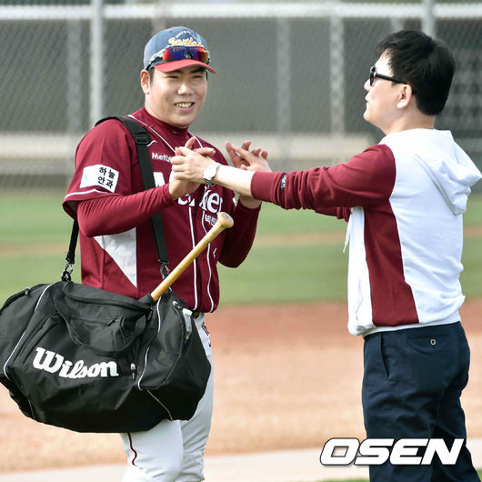 2015년 당시 넥센의 미국 애리조나 스프링캠프에서 만난 강정호(오른쪽)와 이장석 전 대표. /OSEN DB