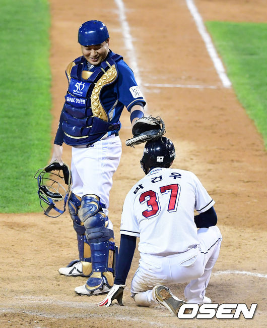 두산 시절 박건우가 득점한 뒤 NC 양의지와 마주보고 있다. /OSEN DB