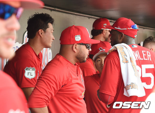 2017년 세인트루이스 시절 오승환(왼쪽)이 덱스터 파울러와 이야기하고 있다. /OSEN DB