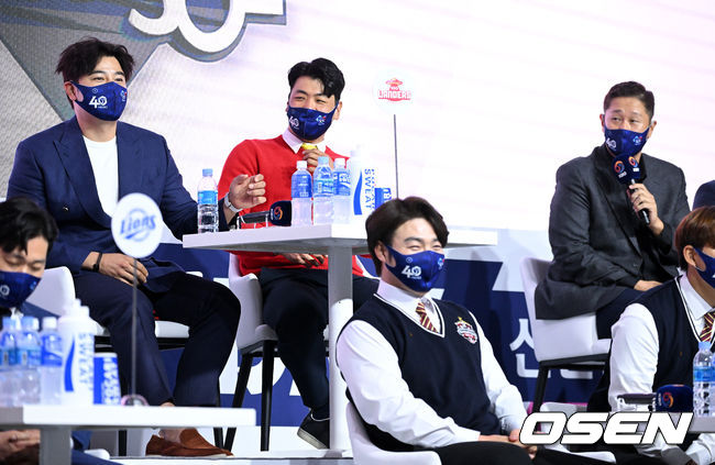 SSG 추신수가 롯데 이대호의 은퇴 투어 선물에 대한 질문에 답을 하고 있다. 2022.03.31 /jpnews@osen.co.kr