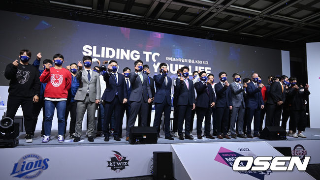 31일 오후 서울 용산구 그랜드 하얏트 호텔 서울 그랜드 볼룸에서 2022 신한은행 SOL KBO 미디어데이가 열렸다.행사에 참석한 각 구단 감독 및 대표 선수들이 포토타임을 가지고 있다. 2022.03.31 /sunday@osen.co.kr