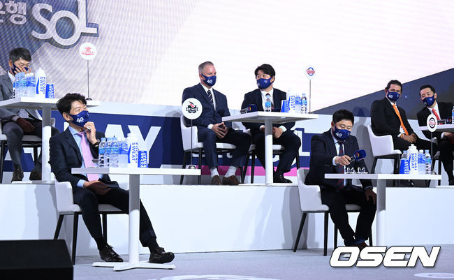 31일 오후 서울 용산구 그랜드 하얏트 호텔 서울 그랜드 볼룸에서 2022 신한은행 SOL KBO 미디어데이가 열렸다.올 시즌 두산의 신인왕 후보가 없을 거란 김태형 감독의 말에 각 구단 감독들이 환하게 웃고 있다. 2022.03.31 /sunday@osen.co.kr