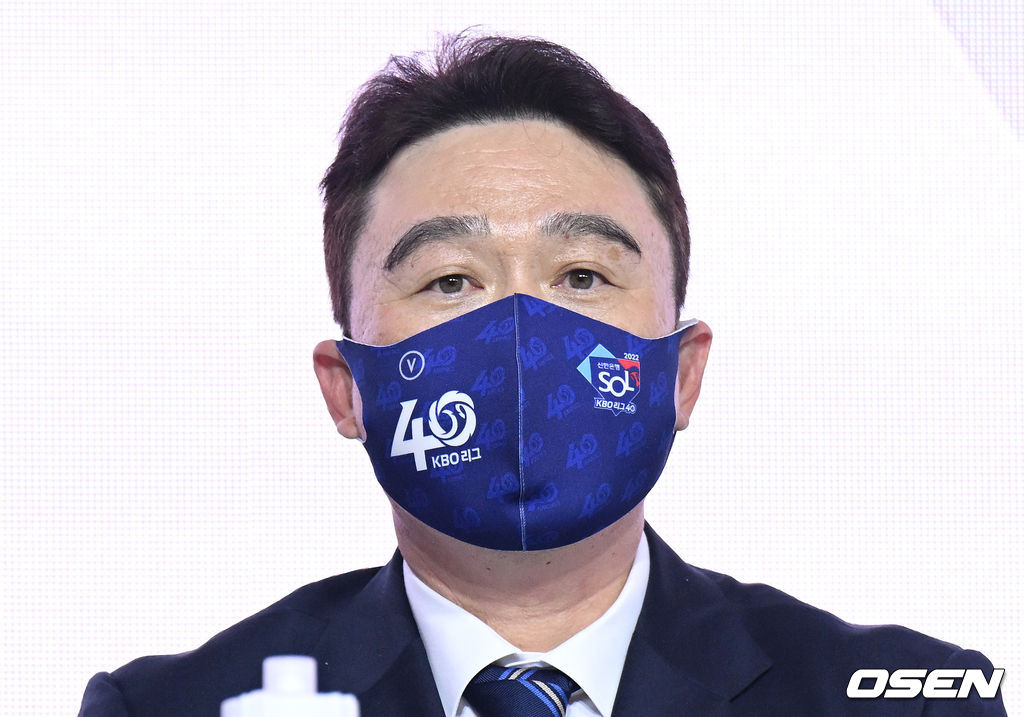 31일 오후 서울 용산구 그랜드 하얏트 호텔 서울 그랜드 볼룸에서 2022 신한은행 SOL KBO 미디어데이가 열렸다.NC 이동욱 감독이 질문을 듣고 있다. 2022.03.31 /sunday@osen.co.kr
