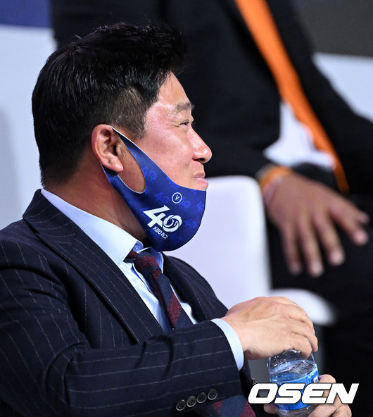 두산 김태형 감독이 미소짓고 있다. 2022.03.31 /jpnews@osen.co.kr