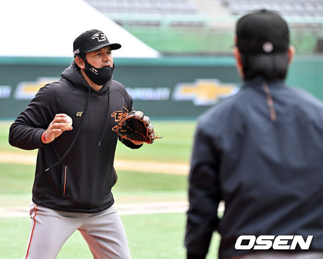 한화 수베로 감독이 수비 지도를 하고 있다. 2022.03.25 /OSEN DB