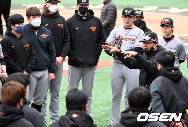 한화 수베로 감독이 선수들과 미팅을 갖고 있다. 2022.03.21 /OSEN DB