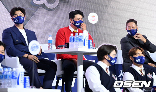 31일 오후 서울 용산구 그랜드 하얏트 호텔 서울 그랜드 볼룸에서 2022 신한은행 SOL KBO 미디어데이가 열렸다.롯데 이대호가 SSG 추신수의 답변에 미소짓고 있다. 2022.03.31 /jpnews@osen.co.kr