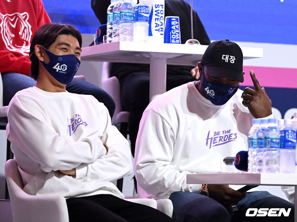 서울 용산구 그랜드 하얏트 호텔 서울 그랜드 볼룸에서 열린 2022 신한은행 SOL KBO 미디어데이, 키움 이정후, 푸이그가 이야기를 나누며 환하게 웃고 있다. 2022.03.31 /jpnews@osen.co.kr