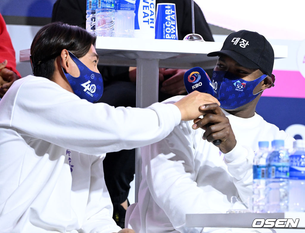 서울 용산구 그랜드 하얏트 호텔 서울 그랜드 볼룸에서 열린 2022 신한은행 SOL KBO 미디어데이, 키움 이정후, 푸이그가 장난을 치고 있다. 2022.03.31 /jpnews@osen.co.kr