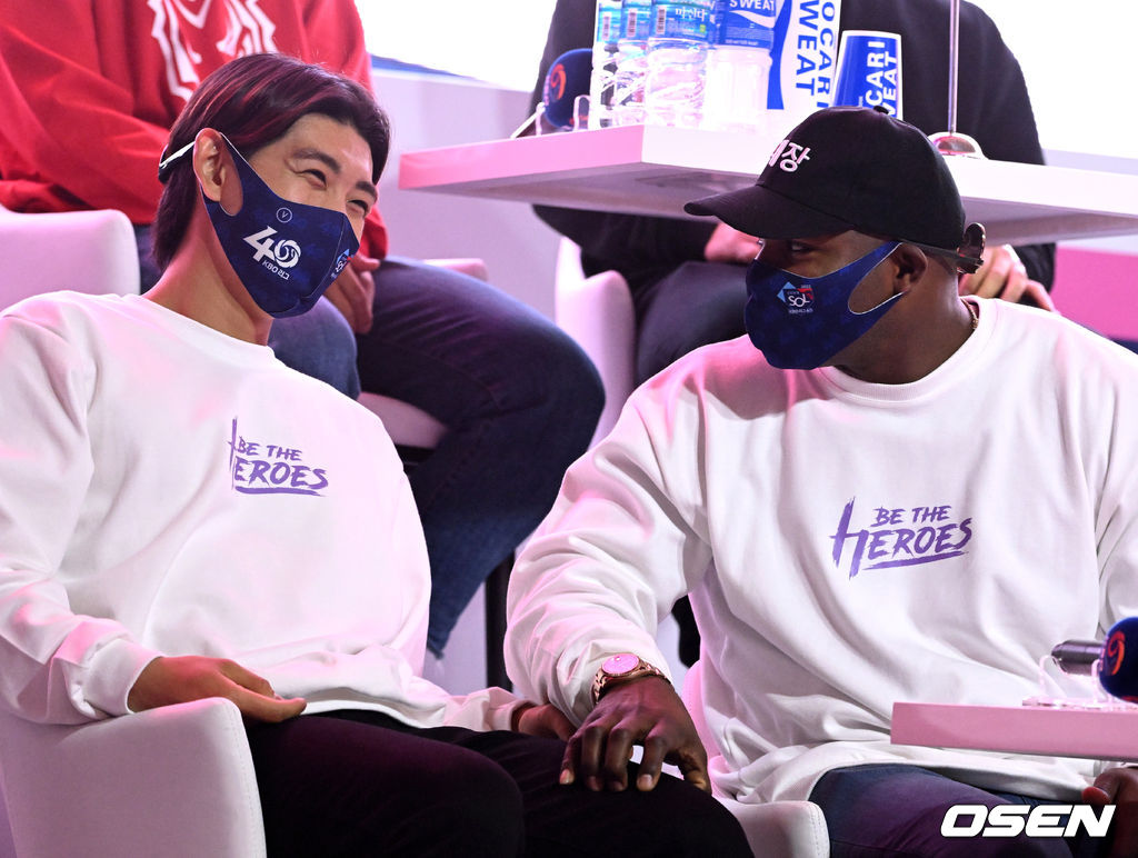 서울 용산구 그랜드 하얏트 호텔 서울 그랜드 볼룸에서 열린 2022 신한은행 SOL KBO 미디어데이, 키움 이정후, 푸이그가 장난을 치고 있다. 2022.03.31 /jpnews@osen.co.kr