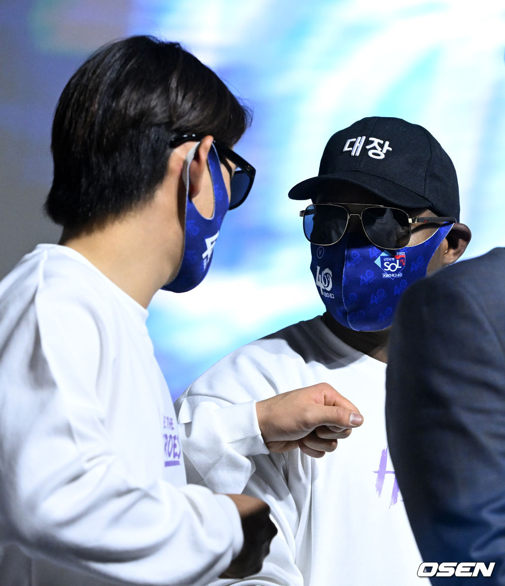 서울 용산구 그랜드 하얏트 호텔 서울 그랜드 볼룸에서 열린 2022 신한은행 SOL KBO 미디어데이, 키움 이정후, 푸이그가 무대에 올라 장난을 치고 있다. 2022.03.31 /jpnews@osen.co.kr