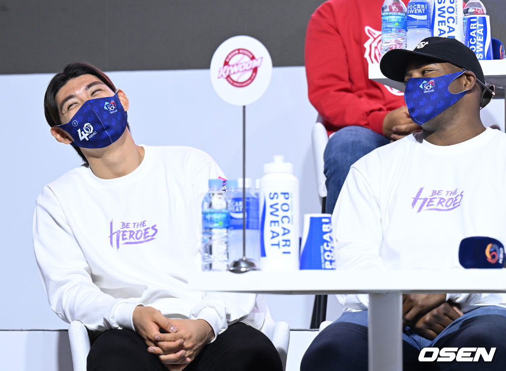 서울 용산구 그랜드 하얏트 호텔 서울 그랜드 볼룸에서 열린 2022 신한은행 SOL KBO 미디어데이, 키움 이정후, 푸이그가 이야기를 나누며 웃고 있다. 2022.03.31 /sunday@osen.co.kr