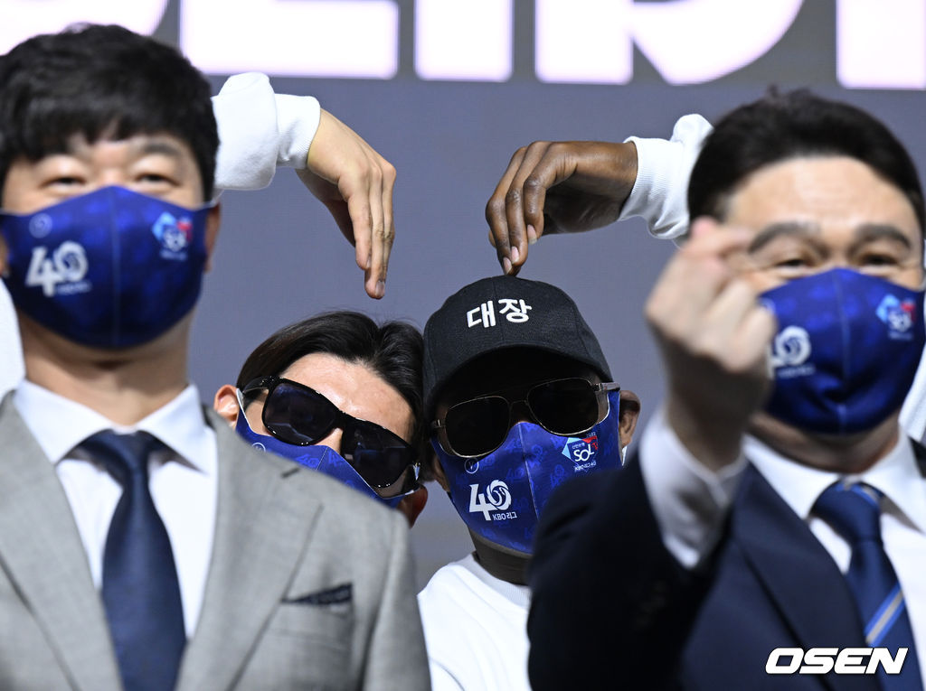 서울 용산구 그랜드 하얏트 호텔 서울 그랜드 볼룸에서 열린 2022 신한은행 SOL KBO 미디어데이, 키움 이정후, 푸이그가 기념촬영 때 하트 포즈를 취하고 있다. 2022.03.31 /sunday@osen.co.kr