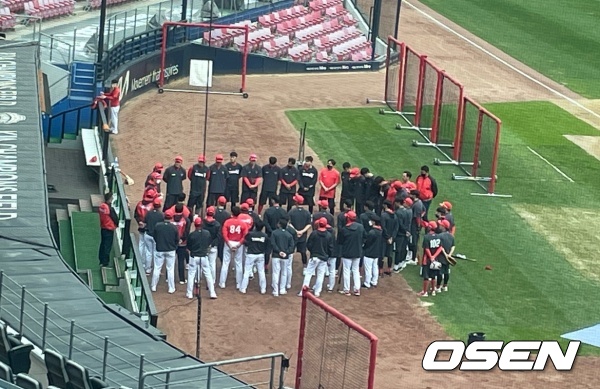 김종국 KIA 타이거즈 감독이 마지막 훈련을 마치고 선수들과 미팅을 하고 있다.