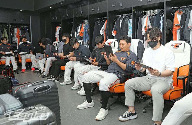 히츠 프로그램이 세팅된 태블릿 PC를 전달받은 한화 선수단 /한화 이글스 제공