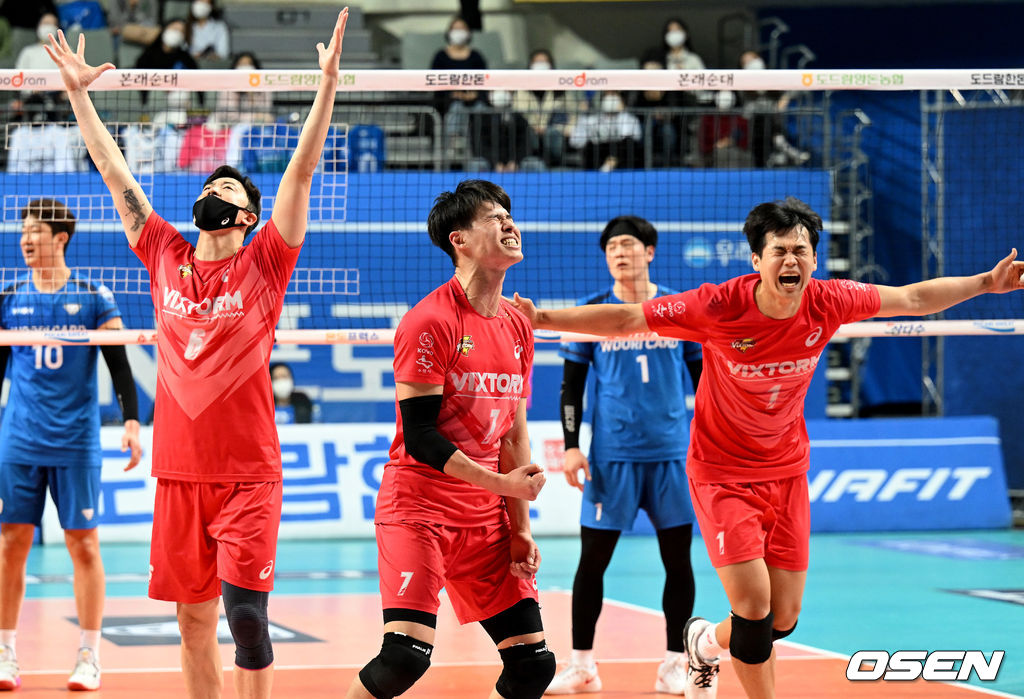 1일 오후 서울 장충체육관에서 '도드람 2021-2022 V-리그' 남자부 준플레이오프(준PO) 우리카드와 한국전력의 경기가 열렸다.3세트 한국전력이 득점에 기뻐하고 있다. 2022.04.01 /cej@osen.co.kr