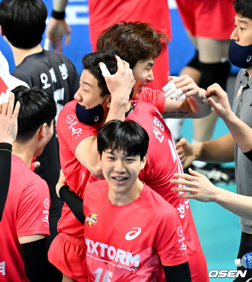 1일 오후 서울 장충체육관에서 '도드람 2021-2022 V-리그' 남자부 준플레이오프(준PO) 우리카드와 한국전력의 경기가 열렸다.1세트 승리를 가져간 한국전력 신영석, 박철우가 기뻐하고 있다. 2022.04.01 /cej@osen.co.kr