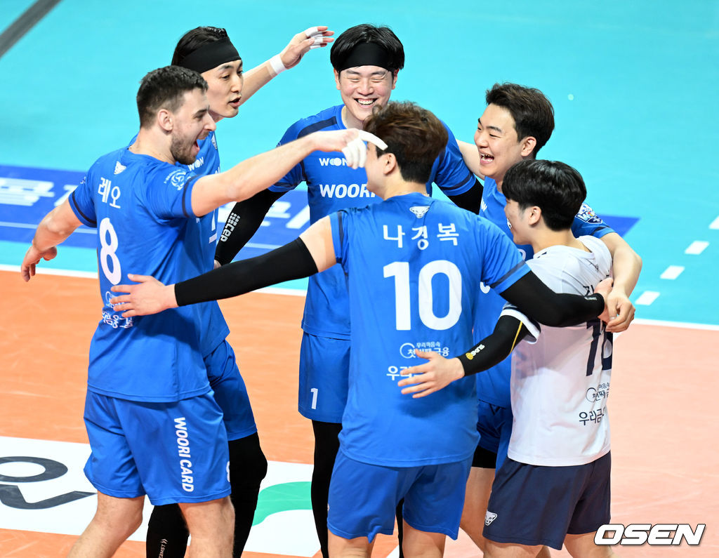 1일 오후 서울 장충체육관에서 '도드람 2021-2022 V-리그' 남자부 준플레이오프(준PO) 우리카드와 한국전력의 경기가 열렸다.1세트 우리카드가 득점에 기뻐하고 있다. 2022.04.01 /cej@osen.co.kr