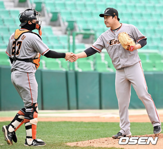 한화 투수 주현상(오른쪽)이 세이브를 거둔 뒤 포수 이해창과 악수를 나누고 있다. 2022.03.25 /OSEN DB
