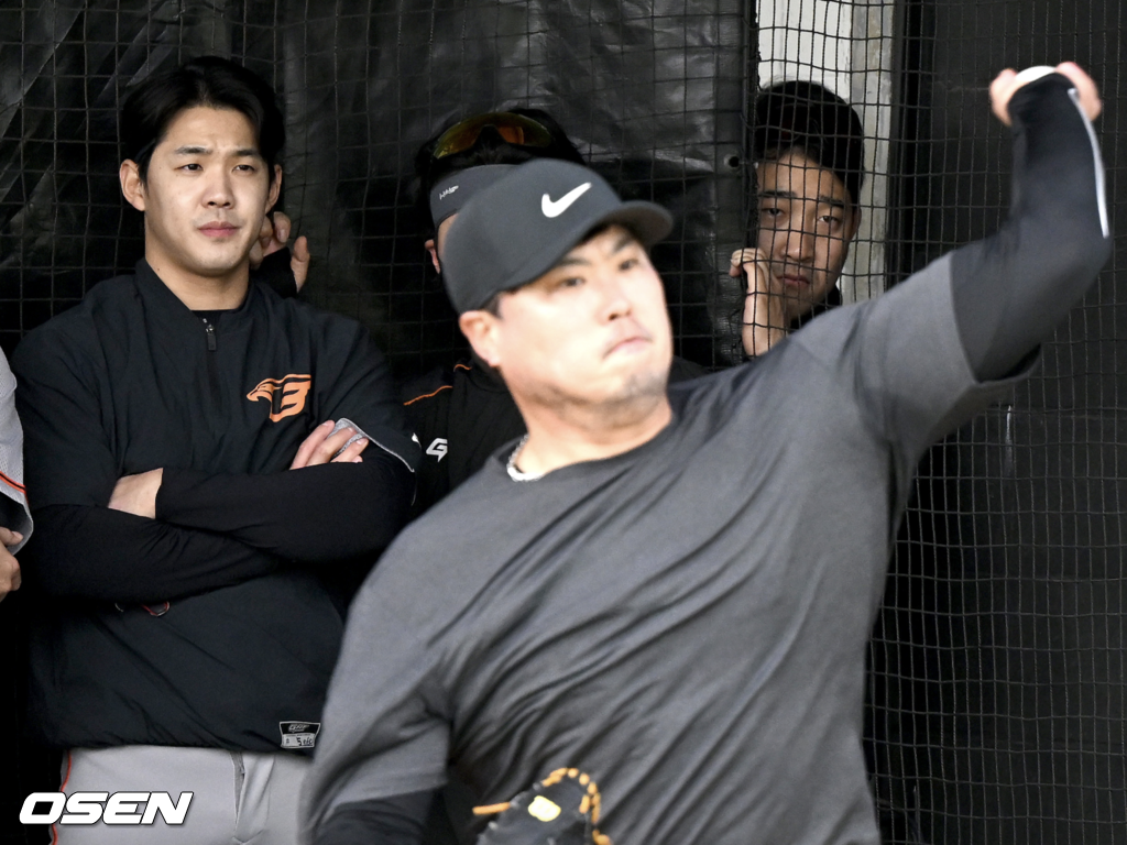 한화 주현상(맨 오른쪽)이 거제 스프링캠프에서 류현진의 불펜 피칭을 지켜보고 있다. 2022.02.14 /OSEN DB