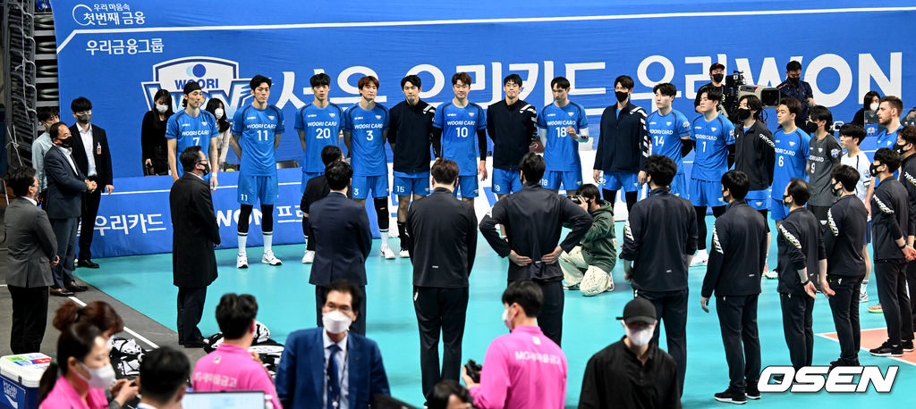 한국전력이 압도적인 상대전적 열세를 뒤집고 플레이오프에 진출했다.한국전력은 1일 서울 장충체육관에서 열린 ‘도드람 2021-2022 V-리그’ 준플레이오프 우리카드와의 경기에서 세트스코어 3-1(30-28, 18-25, 25-22, 25-19)로 승리했다. 플레이오프에 진출한 한국전력은 오는 3일 리그 2위 KB손해보험과 챔피언결정전 진출을 두고 단판승부를 벌인다.경기 종료 후 패배를 거둔 우리카드 선수단이 미팅을 갖고 있다. 2022.04.01 /cej@osen.co.kr