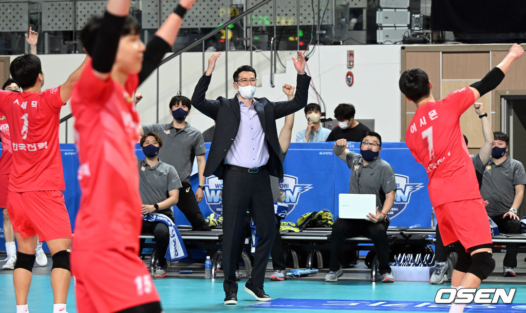 4세트 한국전력 장병철 감독이 득점에 환호하고 있다. 2022.04.01 /cej@osen.co.kr