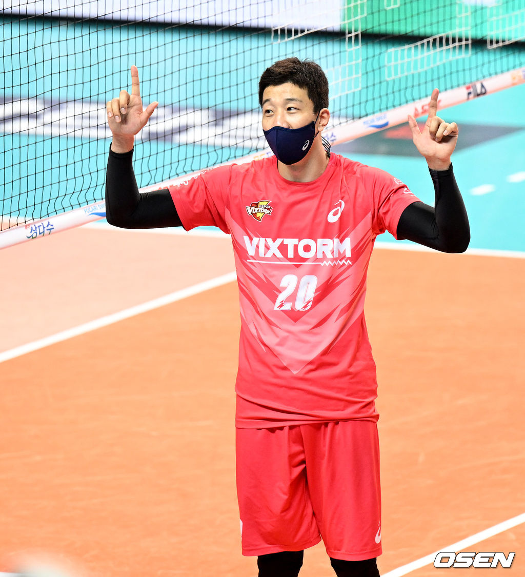 3세트 한국전력 신영석이 범실에 아쉬워하고 있다. 2022.04.01 /cej@osen.co.kr