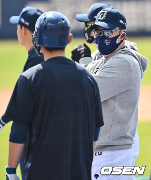 경기전 NC 다이노스 이동욱 감독이 훈련중인 선수들과 얘기를 하고 있다. 2022.04.02 / foto0307@osen.co.kr