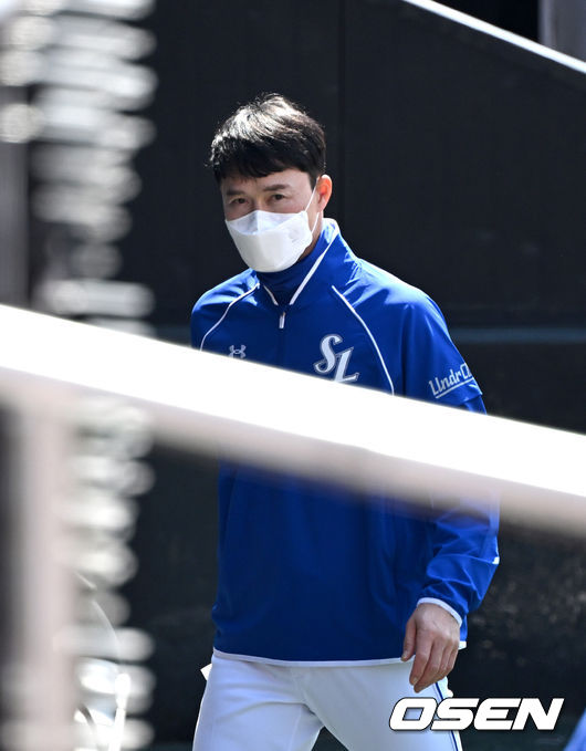 경기를 앞두고 삼성 허삼영 감독이 더그아웃에서 선수들을 바라보고 있다. 2022.04.02 / dreamer@osen.co.kr