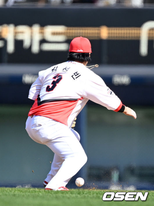 2일 오후 광주-기아챔피언스필드에서 '2022 신한은행 SOL KBO 리그' KIA 타이거즈와 LG 트윈스의 경기가 열렸다. 5회초 무사 1루에서 KIA 김선빈이 실책을 범하고 있다. 2022.04.02 /sunday@osen.co.kr