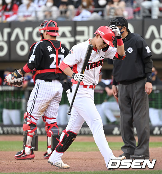 2일 오후 광주-기아챔피언스필드에서 '2022 신한은행 SOL KBO 리그' KIA 타이거즈와 LG 트윈스의 경기가 열렸다. 8회말 1사 1루에서 KIA 김도영이 삼진으로 물러나고 있다. 2022.04.02 /sunday@osen.co.kr