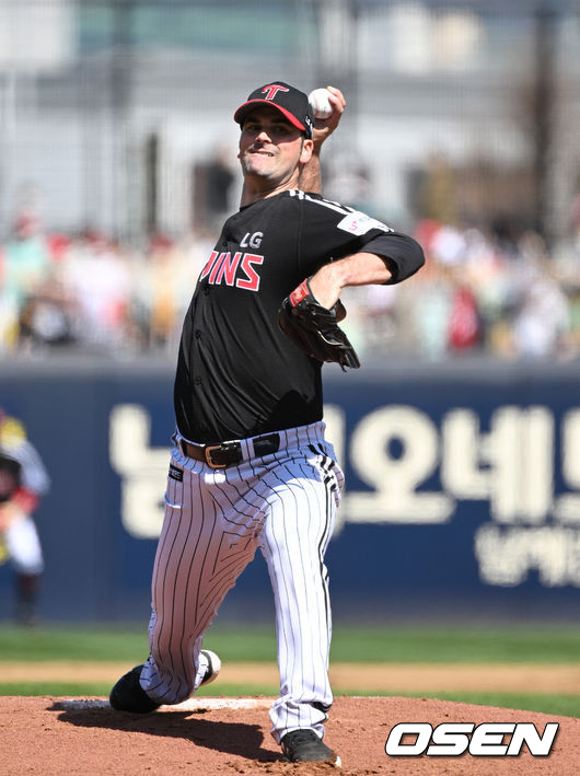 2일 오후 광주-기아챔피언스필드에서 '2022 신한은행 SOL KBO 리그' KIA 타이거즈와 LG 트윈스의 경기가 열렸다. 1회말 무사에서 LG 선발투수 플럿코가 역투하고 있다. 2022.04.02 /sunday@osen.co.kr