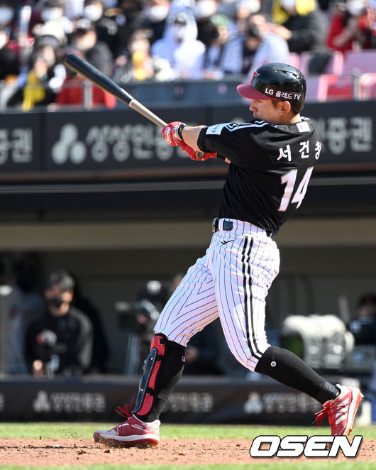 2일 오후 광주-기아챔피언스필드에서 '2022 신한은행 SOL KBO 리그' KIA 타이거즈와 LG 트윈스의 경기가 열렸다. 5회초 1사 만루에서 LG 서건창이 우전 적시 2루타를 치고 있다. 2022.04.02 /sunday@osen.co.kr