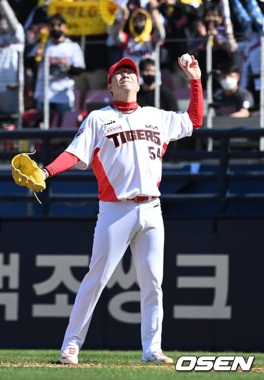 2일 오후 광주-기아챔피언스필드에서 '2022 신한은행 SOL KBO 리그' KIA 타이거즈와 LG 트윈스의 경기가 열렸다. 5회초 1사 3루에서 LG 송찬의의 희생플라이 때 실점은 한 KIA 양현종이 아쉬워하고 있다. 2022.04.02 /sunday@osen.co.kr