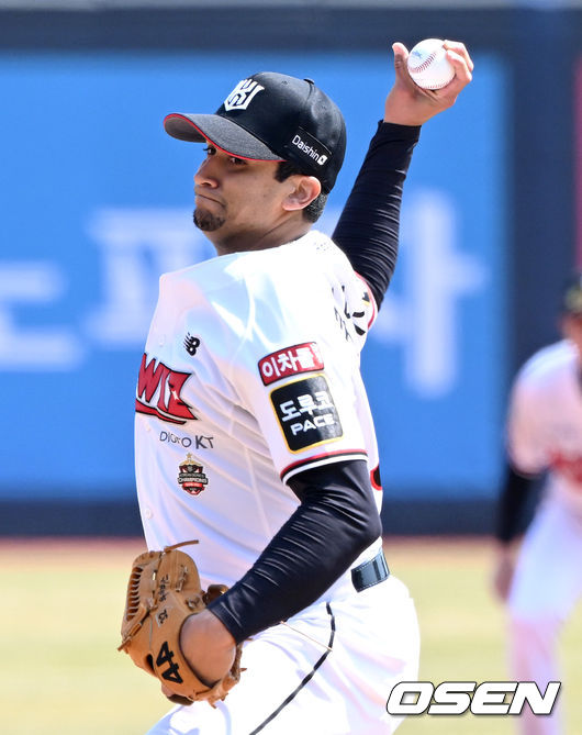 2일 오후 수원 KT위즈파크에서 ’2022 신한은행 SOL KBO리그’ KT 위즈와 삼성 라이온즈의 개막전이 열렸다.KT 선발 쿠에바스가 힘차게 공을 뿌리고 있다. 2022.04.02 / dreamer@osen.co.kr