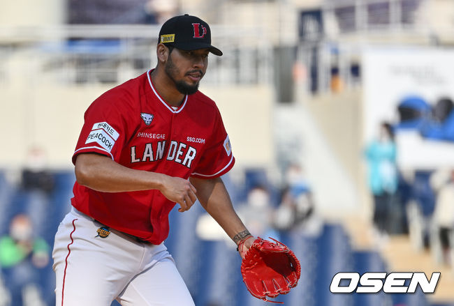 SSG 폰트가 9회말 2사 정진기를 삼진으로 잡고 이닝을 마무리하고 있다. 2022.04.02 / foto0307@osen.co.kr