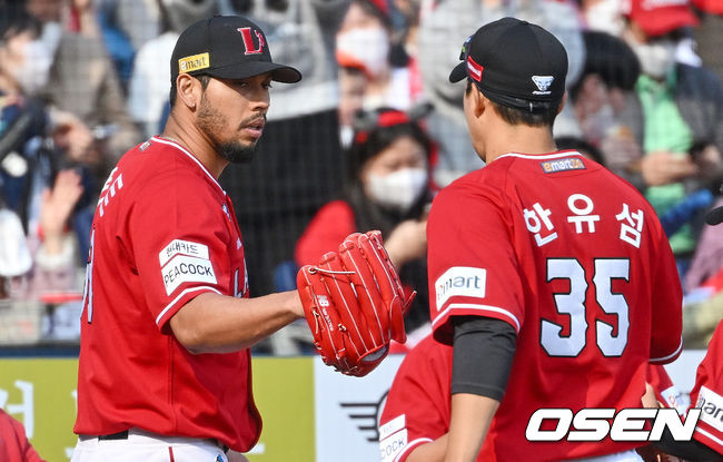 SSG 폰트가 8회말도 퍼펙트를 기록하고 좋아하고 있다. 2022.04.02 / foto0307@osen.co.kr