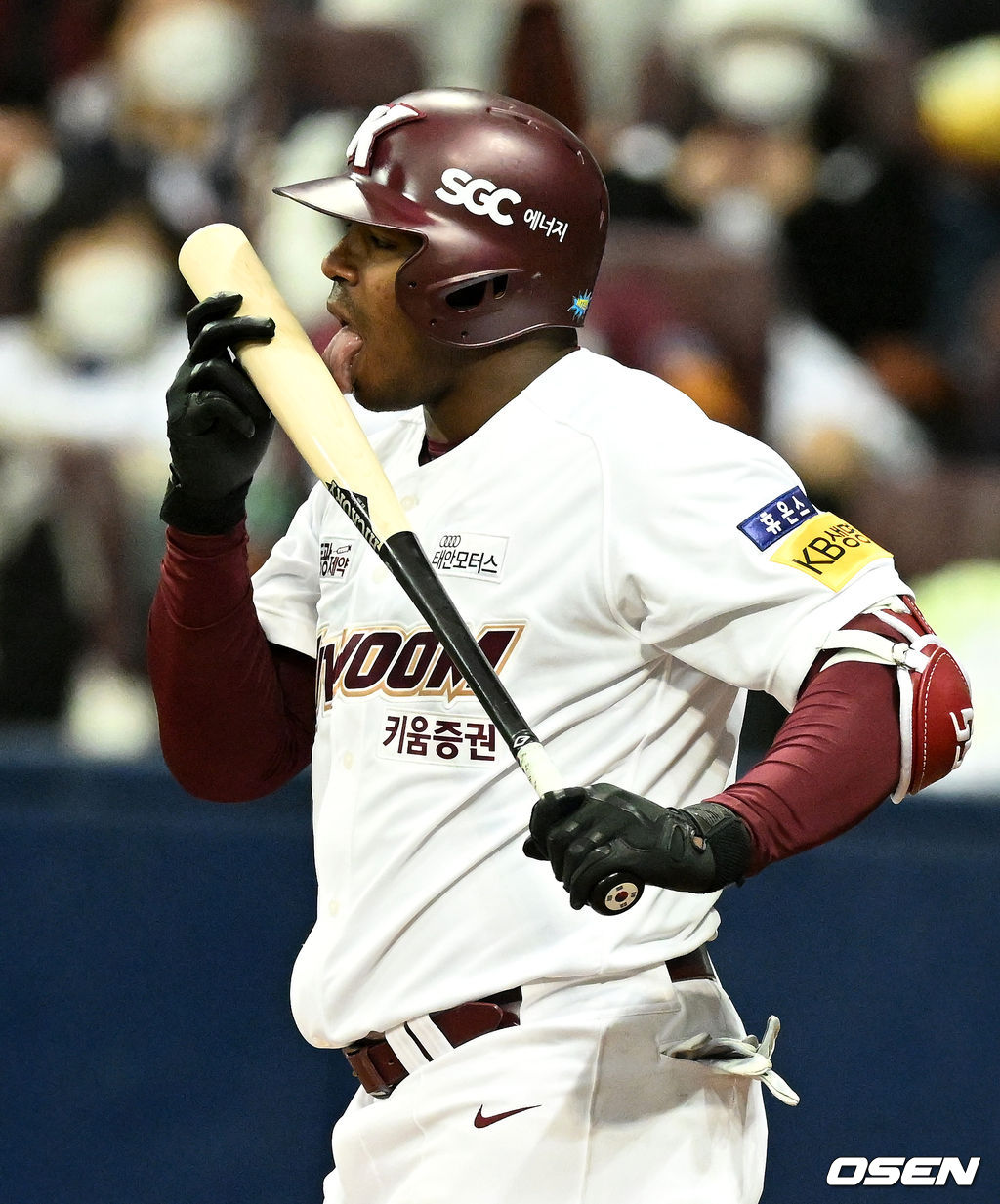 8회말 무사에서 키움 푸이그가 배트를 핥고 있다. 2022.04.02 /jpnews@osen.co.kr