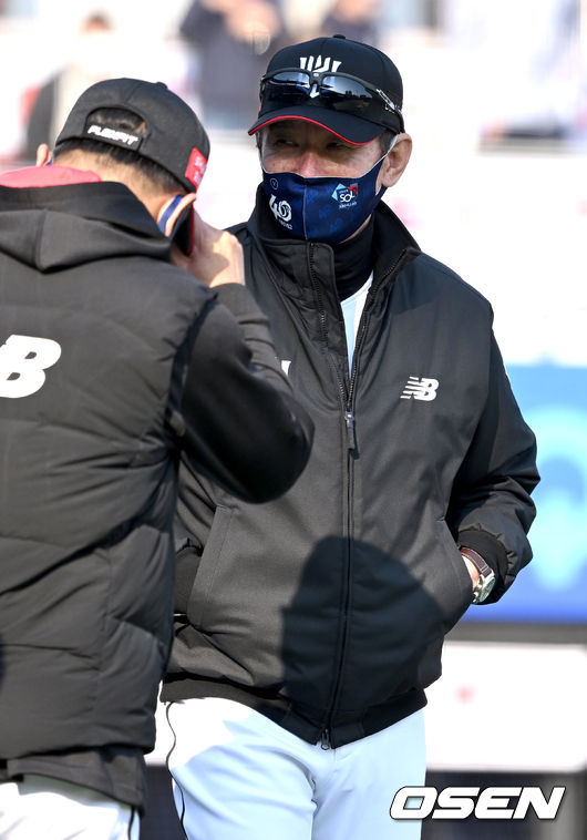 경기를 마치고 승리한 KT 이강철 감독이 코치들과 인사를 나누고 있다. 2022.04.02 / dreamer@osen.co.kr