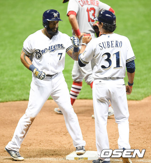 밀워키 시절 에릭 테임즈가 볼넷으로 출루한 뒤 카를로스 수베로 1루 코치와 주먹을 맞대고 있다. 수베로 코치는 지금 KBO리그 한화 감독이다. 2017.04.23 /OSEN DB