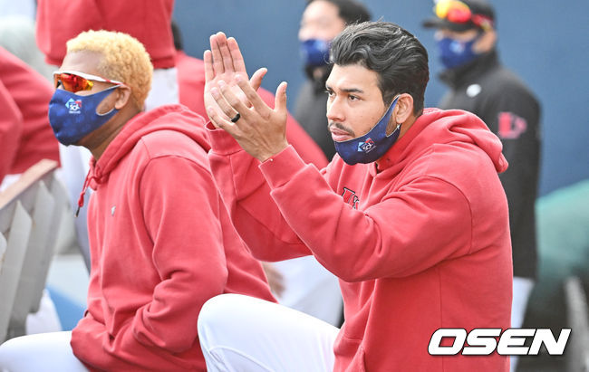 SSG 폰트가 연장 10회초 팀 동료들이 대거 4점을 득점하며 퍼펙트게임 기록이 세워지자 기뻐하고 있다. 2022.04.02 / foto0307@osen.co.kr