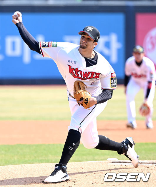 KT 선발 쿠에바스가 힘차게 공을 뿌리고 있다. 2022.04.02 / dreamer@osen.co.kr